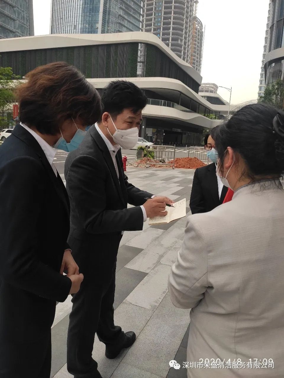 郑昌平总司理一行莅临华润前海中心考察清洁项目并指导事情！-